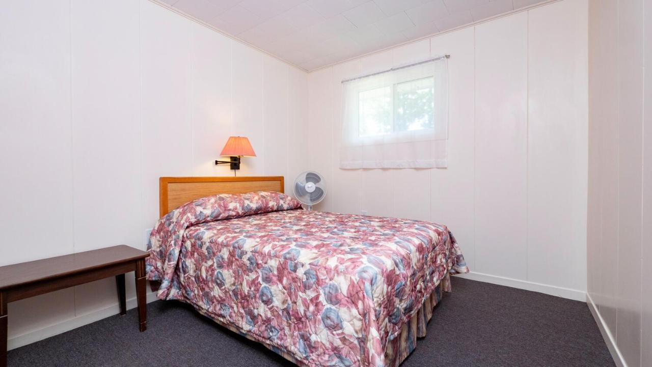 Bel Air Cottages And Motel Sauble Beach Bagian luar foto