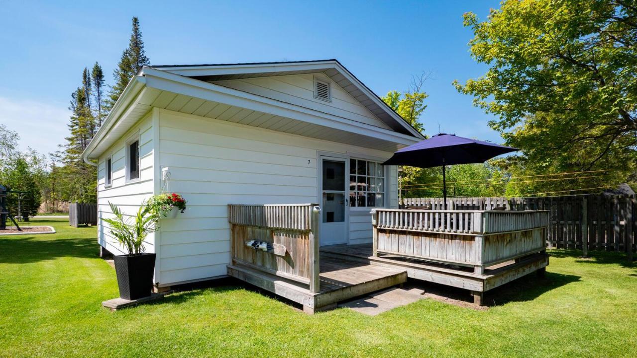Bel Air Cottages And Motel Sauble Beach Bagian luar foto