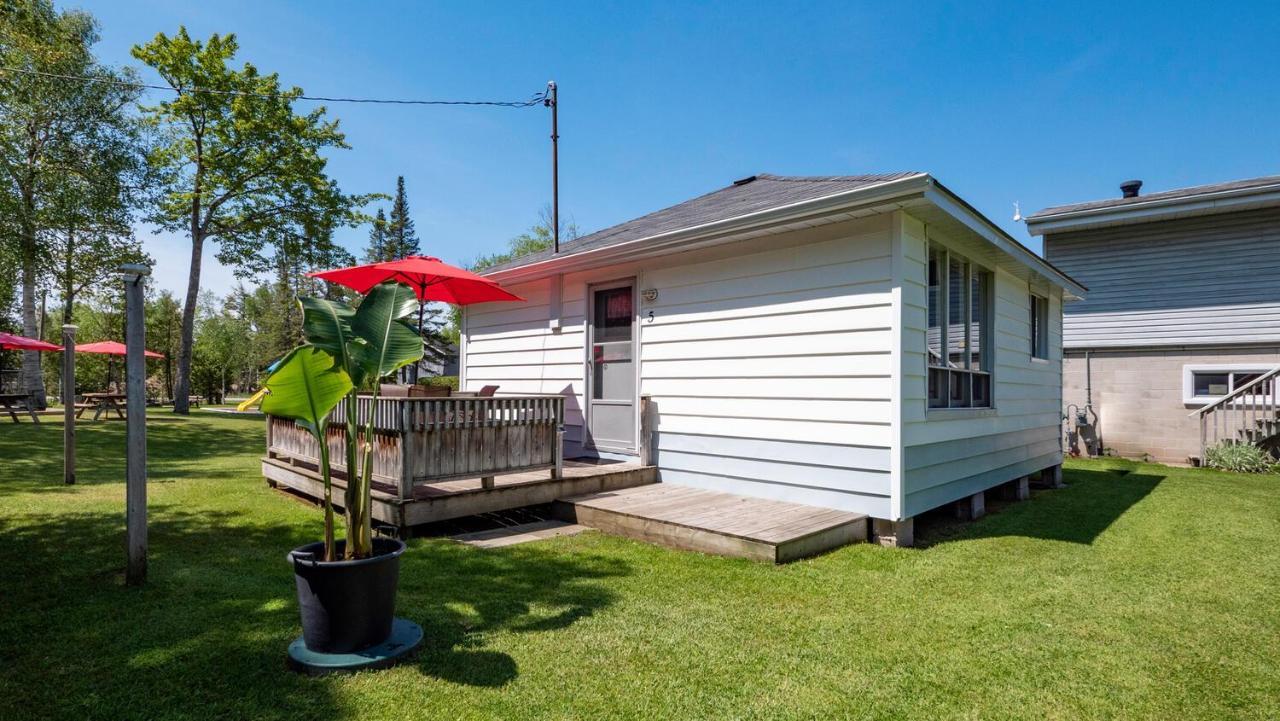 Bel Air Cottages And Motel Sauble Beach Bagian luar foto